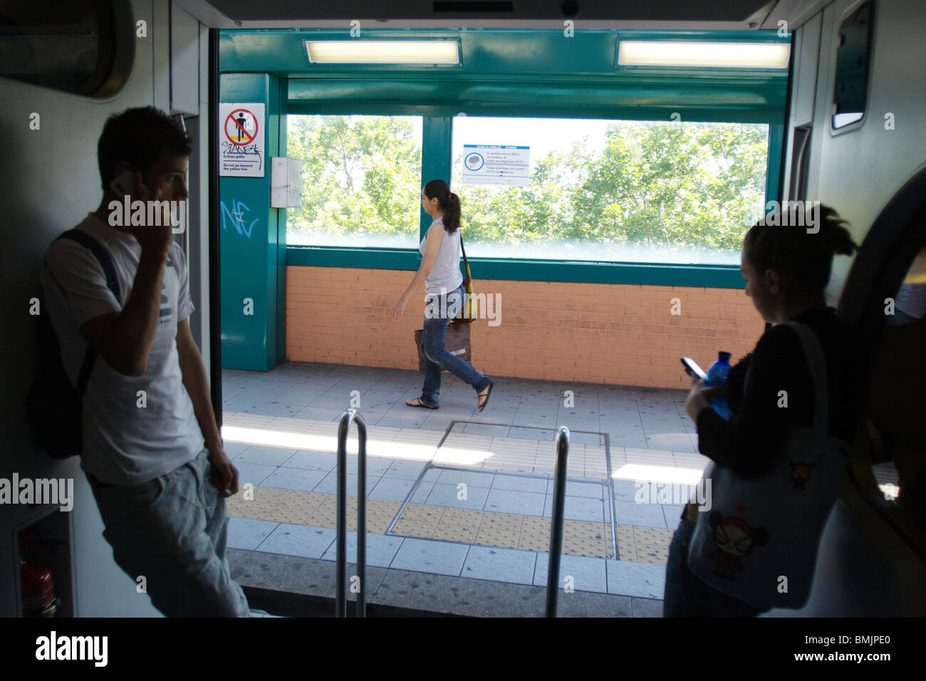 Stadtszene Stadt Zug zwei Jugendliche mobilen Telefons Rom Italien Stockfoto