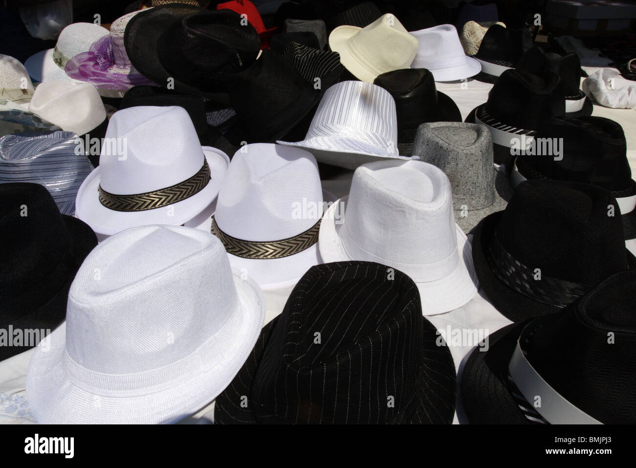 Gruppe-Hüte in Porta Portese Rom Italien am Markt im freien borsalino Stockfoto