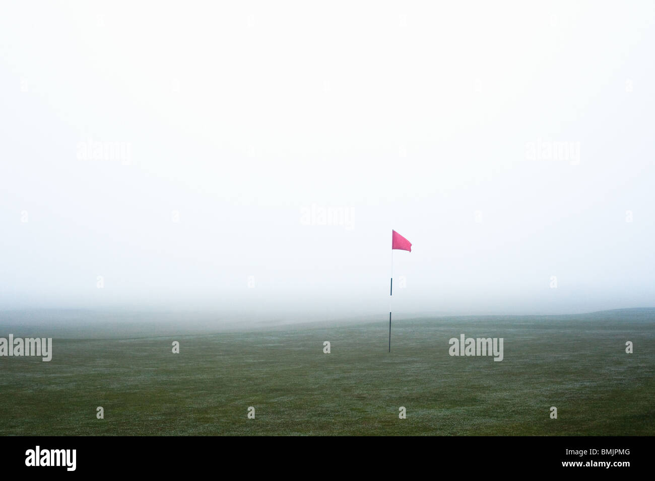 Golfflagge im Nebel Stockfoto
