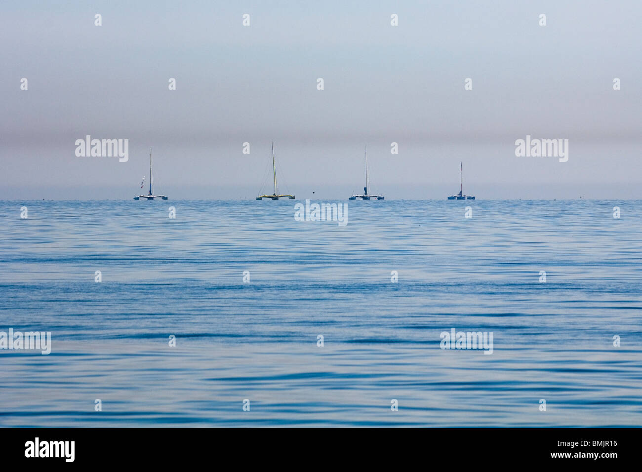 Trimarane am Meer Stockfoto