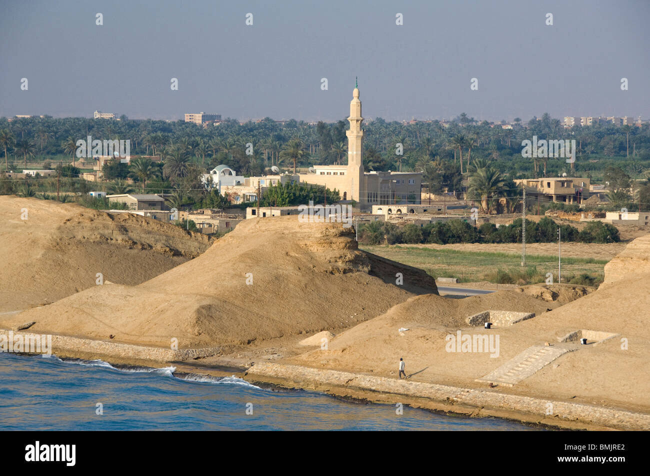Ägypten, Suez-Kanal. Typische Kanalblick, Moschee Stockfotografie - Alamy