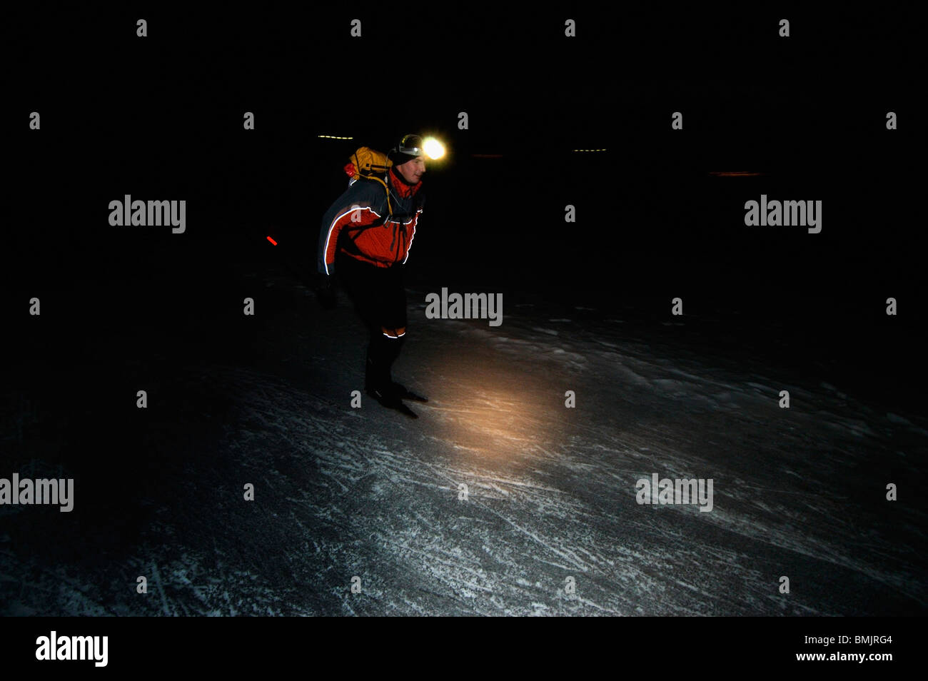Ein Mann-Eislaufen im Dunkeln Stockfoto