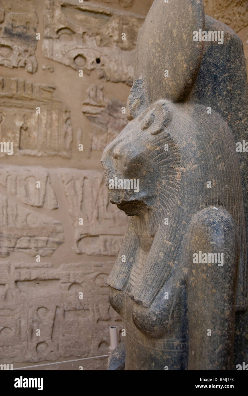 Ägypten, Luxor, Westbank, Medinet Habu Tempel (aka Djanet). Löwenköpfige Göttinnenstatue. Stockfoto