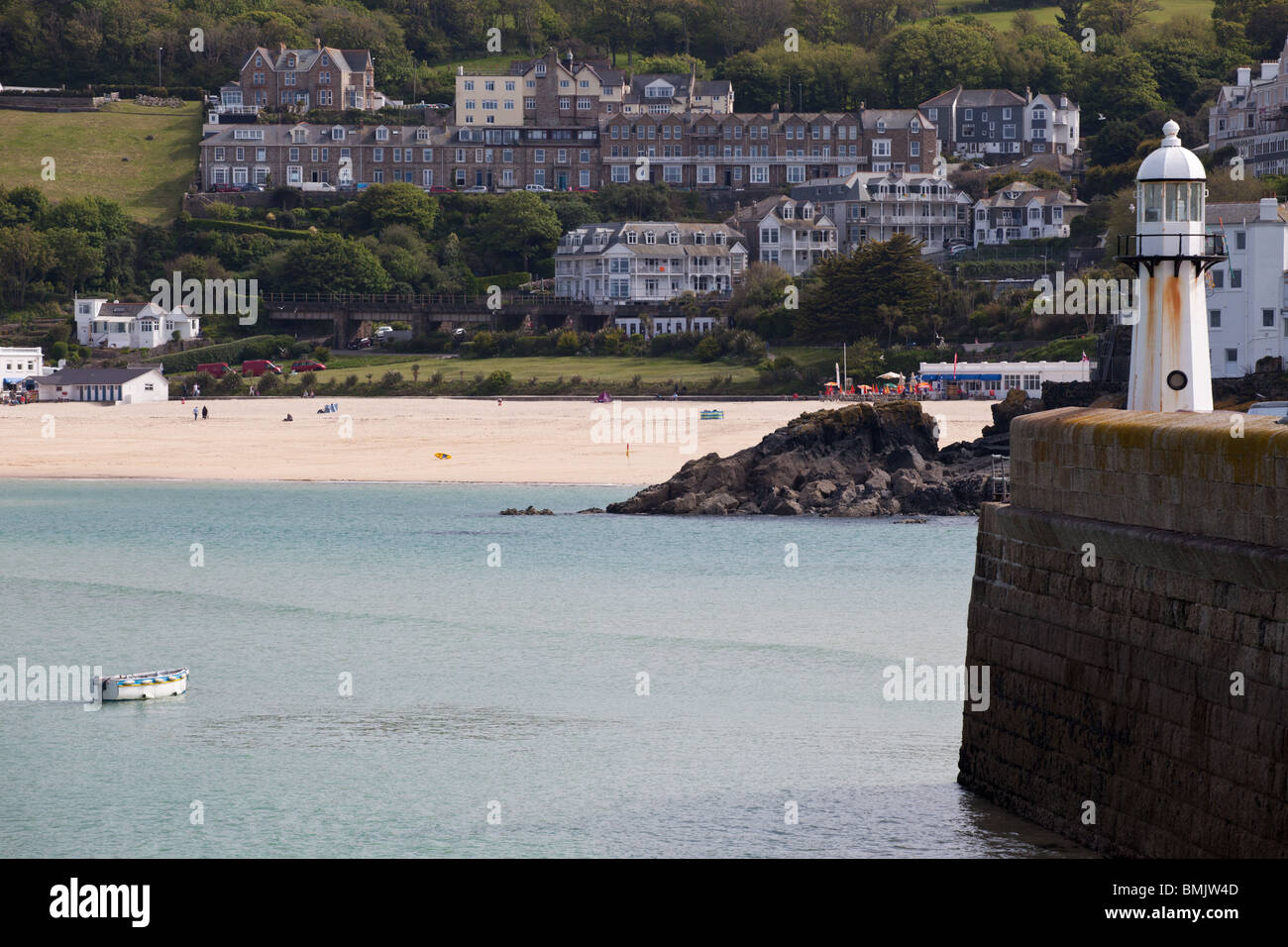 Der Leuchtturm und Porthminster Beach, St. Ives, Cornwall, England. Stockfoto