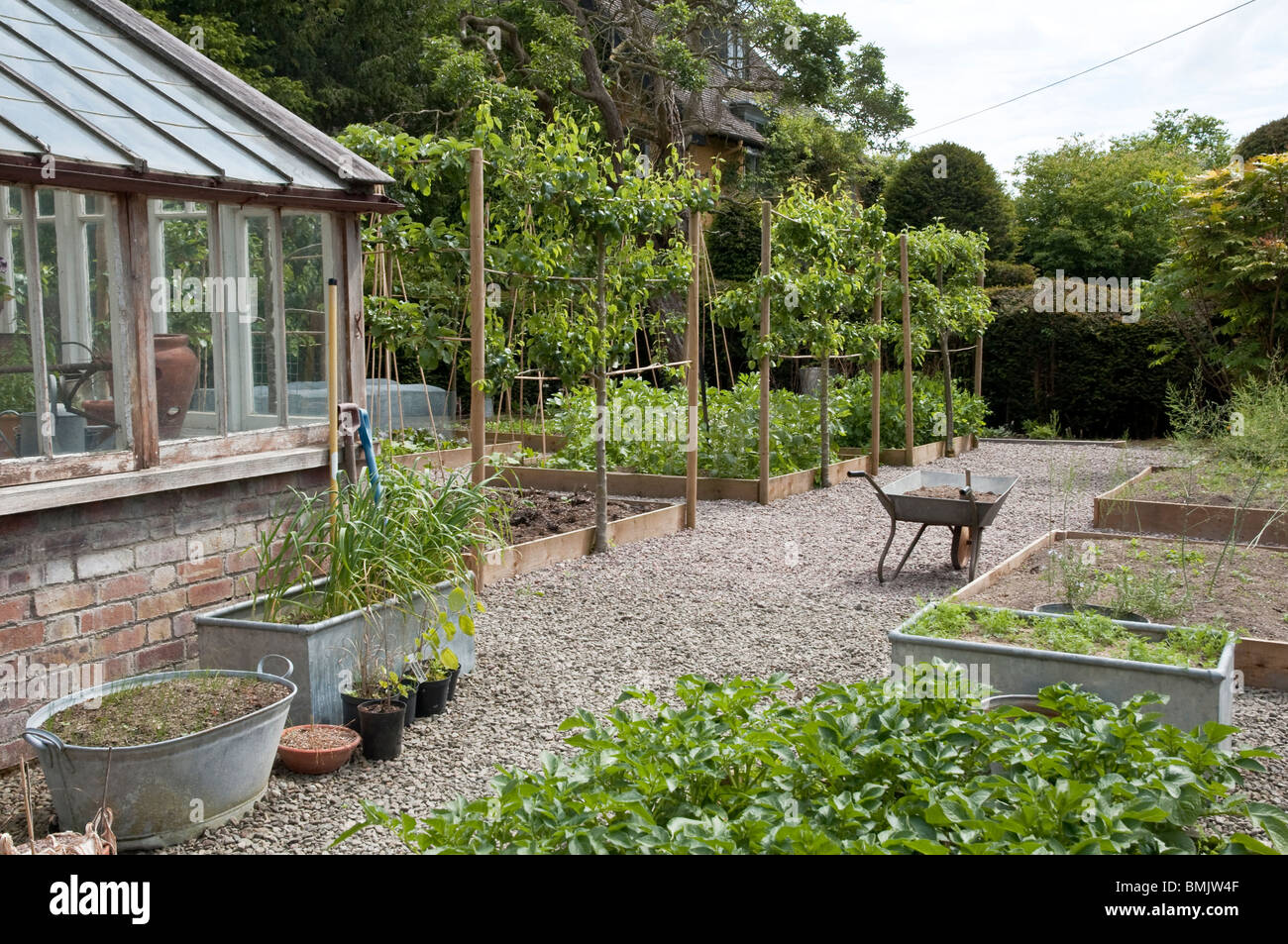 Gemüsegarten mit Hochbeeten, Zink Behälter und Kieswege bei Bryans Boden Garten, Stapleton, Herefordshire, UK Stockfoto