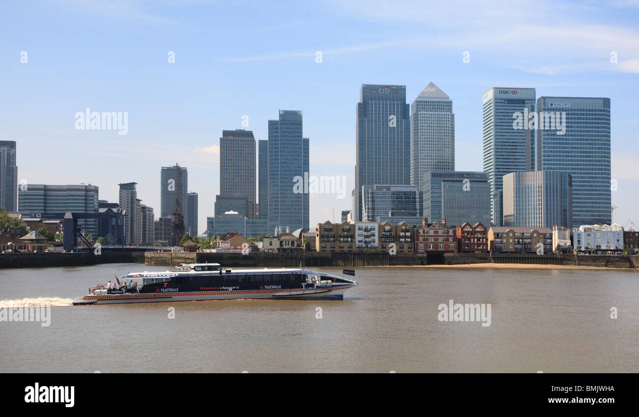 Ein Pendler Boot Thames Clipper übergibt die Türme in Canary Wharf Stockfoto