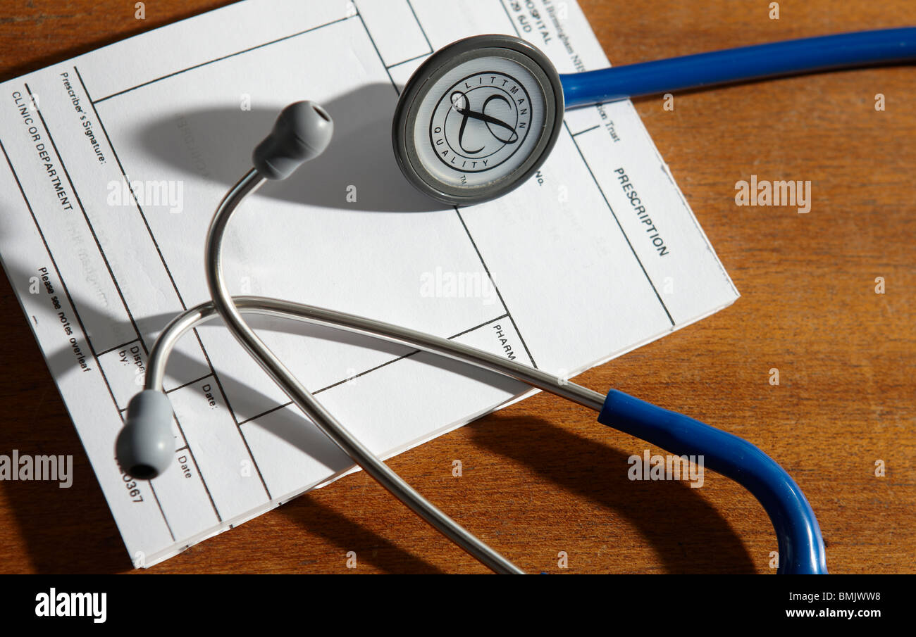 Eine Ärzte-Stethoskop ruht auf einem Rezept-Pad in eine Ärzte-Chirurgie. Stockfoto
