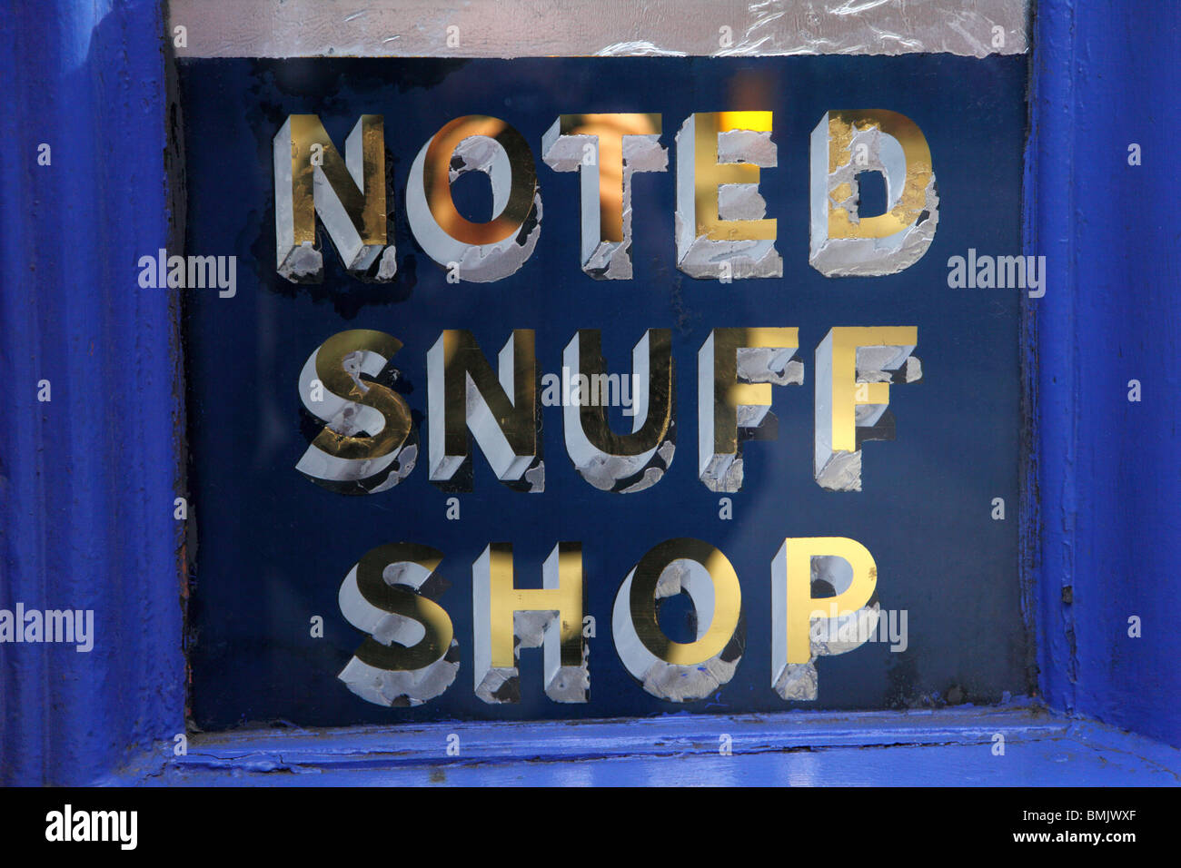 Melden Sie sich in einem Tabakladen Fenster in Charing Cross Road, Camden, London, WC2. Stockfoto