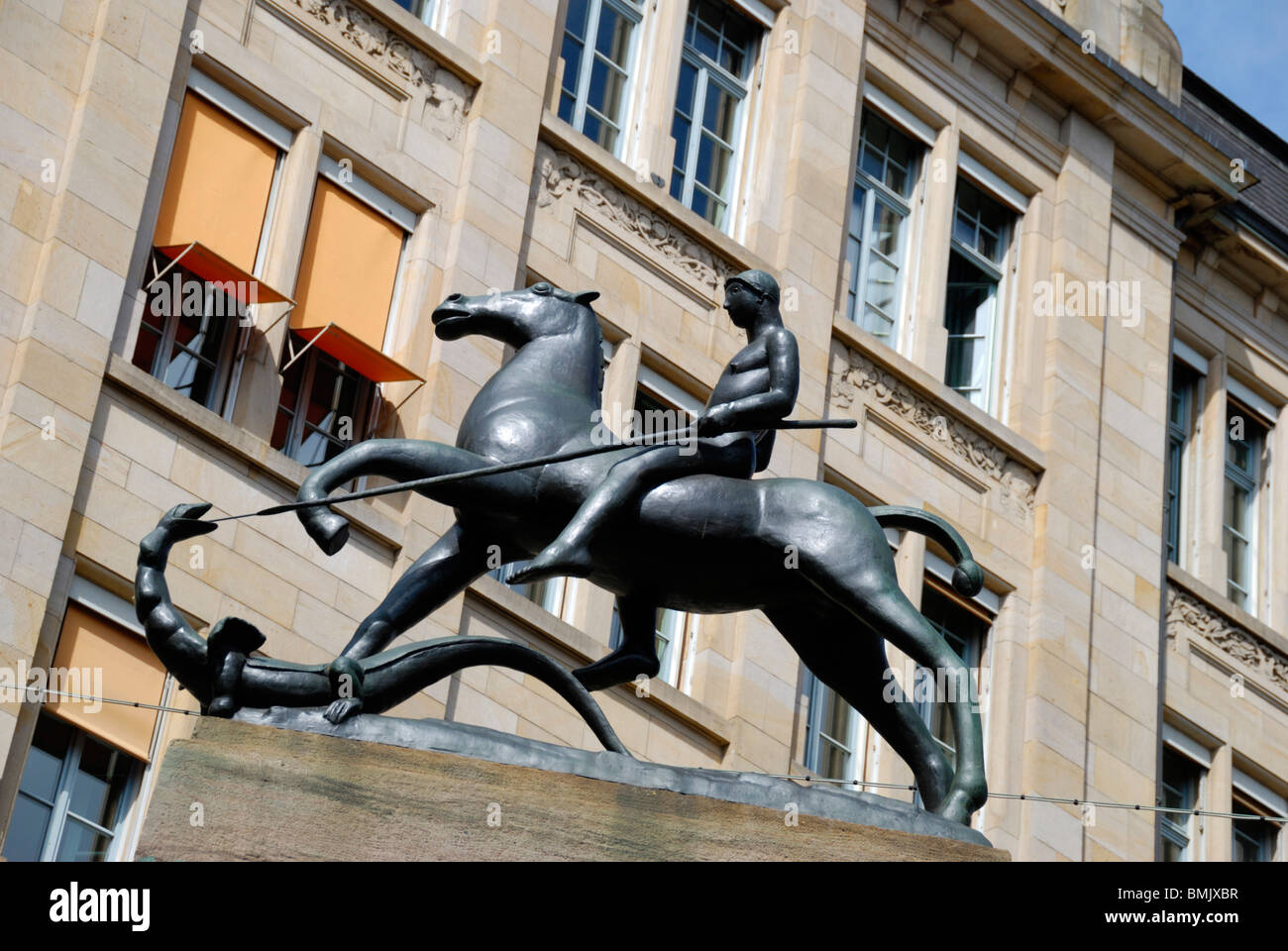 Statue des Hl. Georg tötet den Drachen in Kohlberg, Basel, Schweiz  Stockfotografie - Alamy