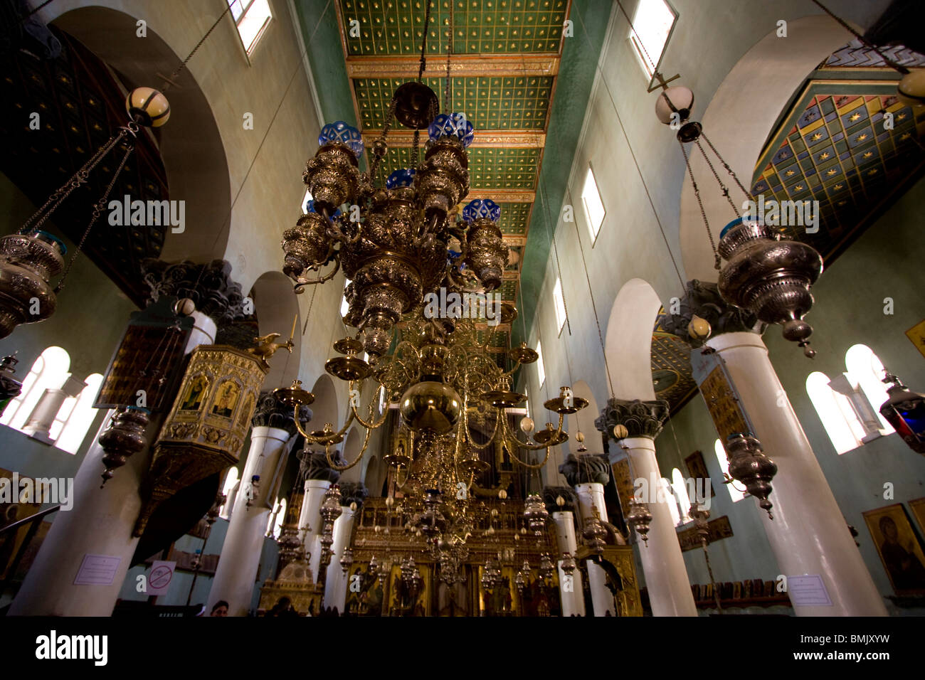 Kronleuchter im Inneren der großen Basilika der Verklärung in das heilige Kloster des Heiligen. Stockfoto