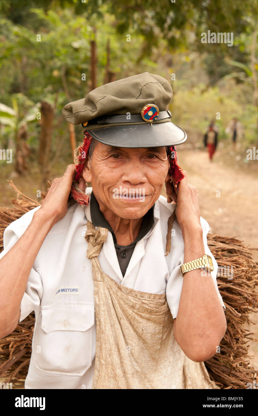 Ein Alter Lao-Soldat mit medizinischen Rinde Bündel auf dem Rücken Nordlaos Stockfoto