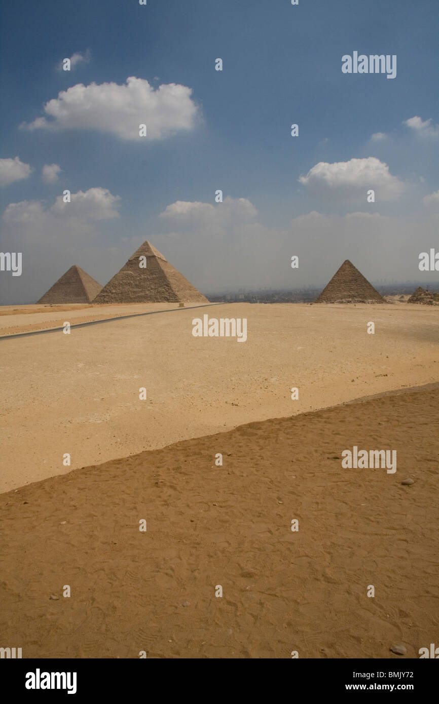 Große Pyramide von Khufu (Cheops), Pyramide von Khafre (Chephren) und Pyramide des Mykerinos (Mykerinos), Al-Jizah, Giza, Ägypten Stockfoto