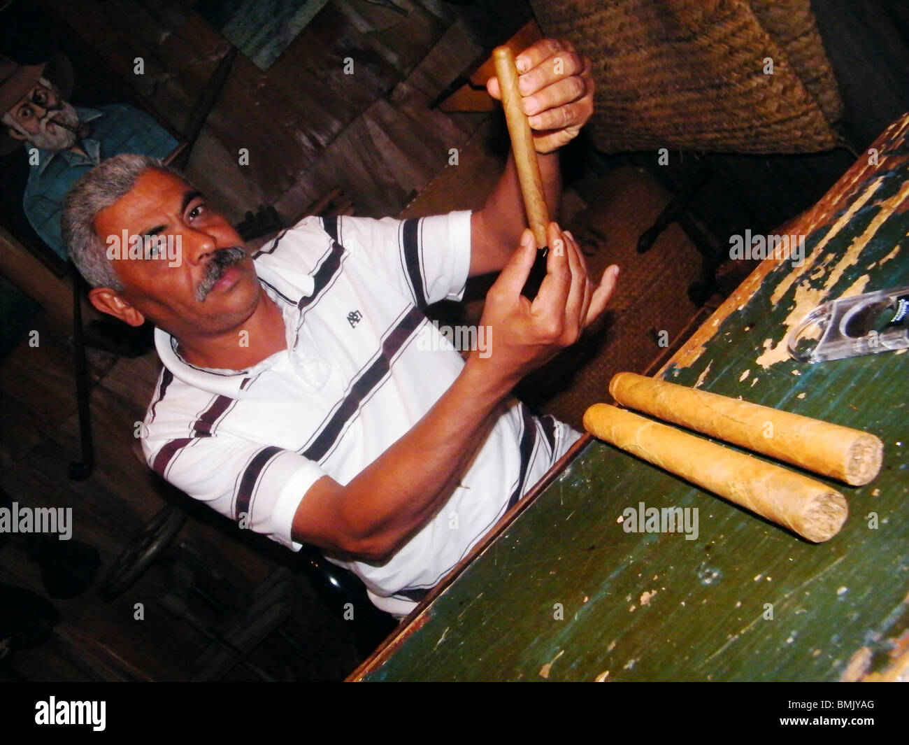 Ein Mann macht Zigarren in Puerto Plata, Dominikanische Republik Stockfoto