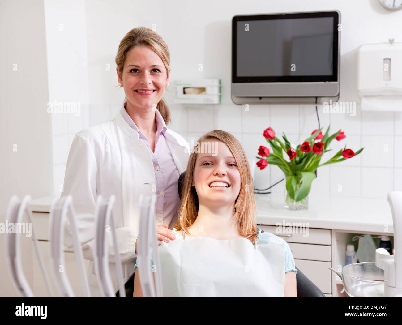 Zahnarzt mit Patienten in der Chirurgie Stockfoto