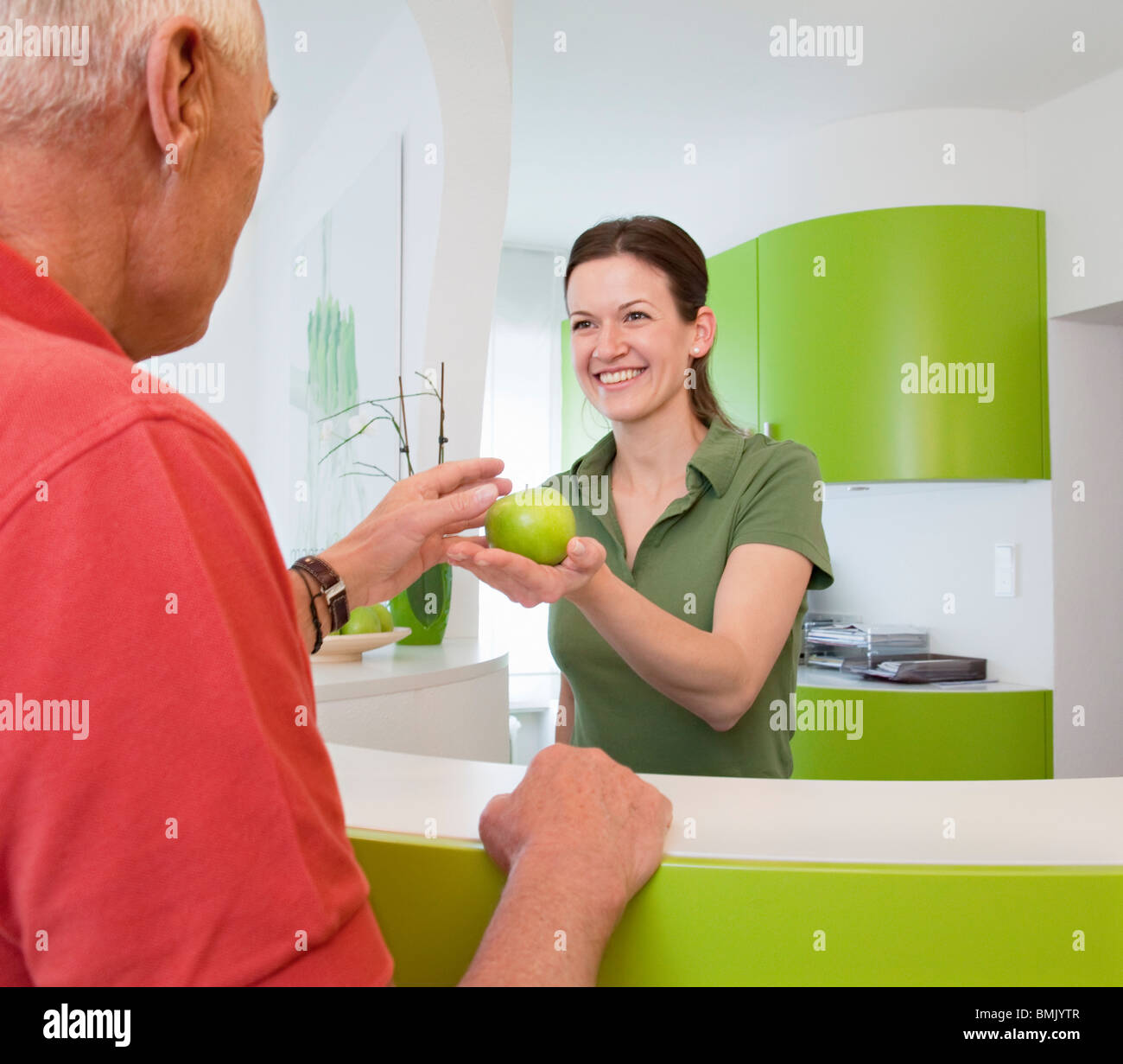 Rezeptionistin mit Patienten in der Chirurgie Stockfoto