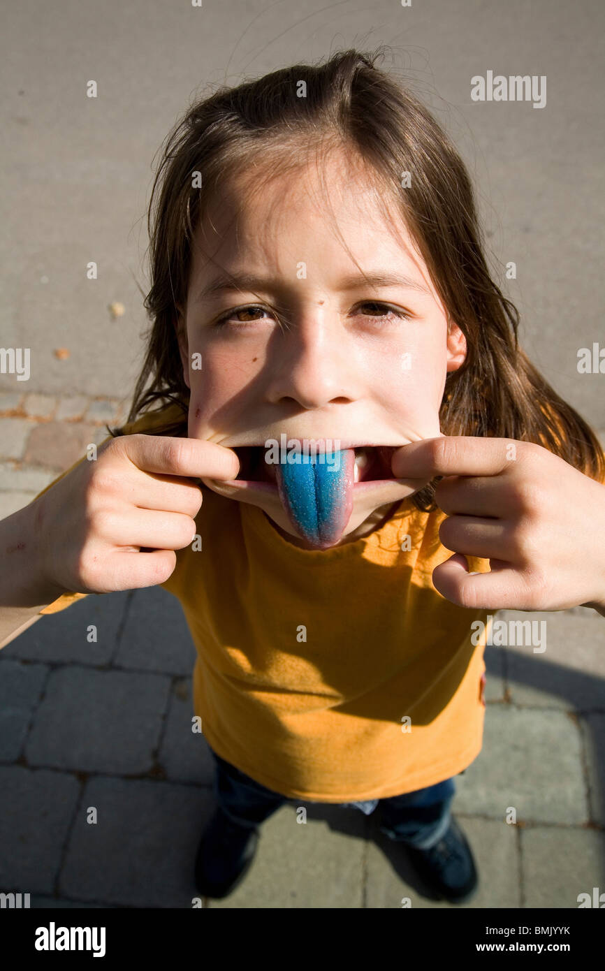 Ein Mädchen, die blaue Zunge herausragen Stockfoto