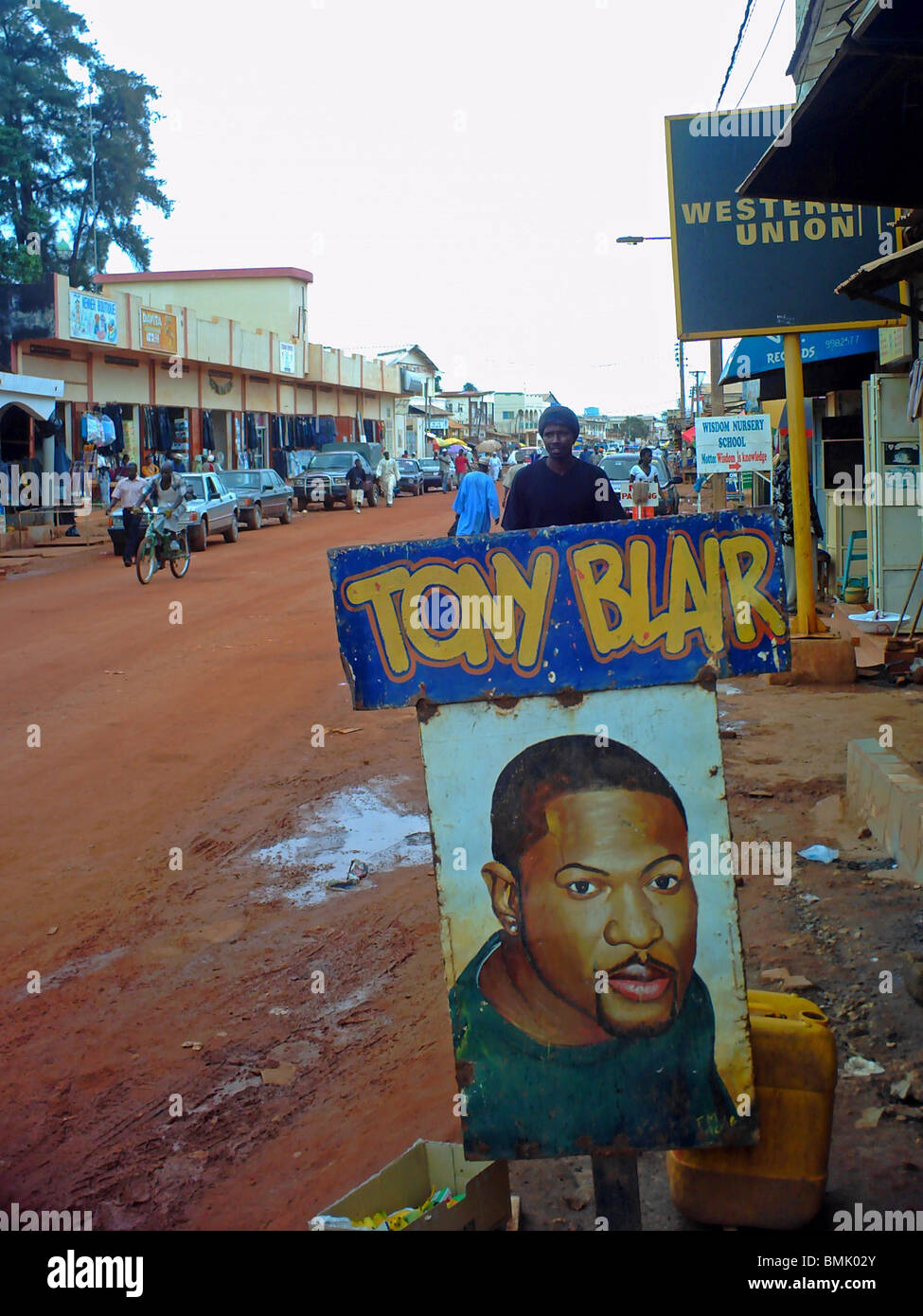 TONY BLAIR Friseur in Serekunda, Gambia, Westafrika Stockfoto