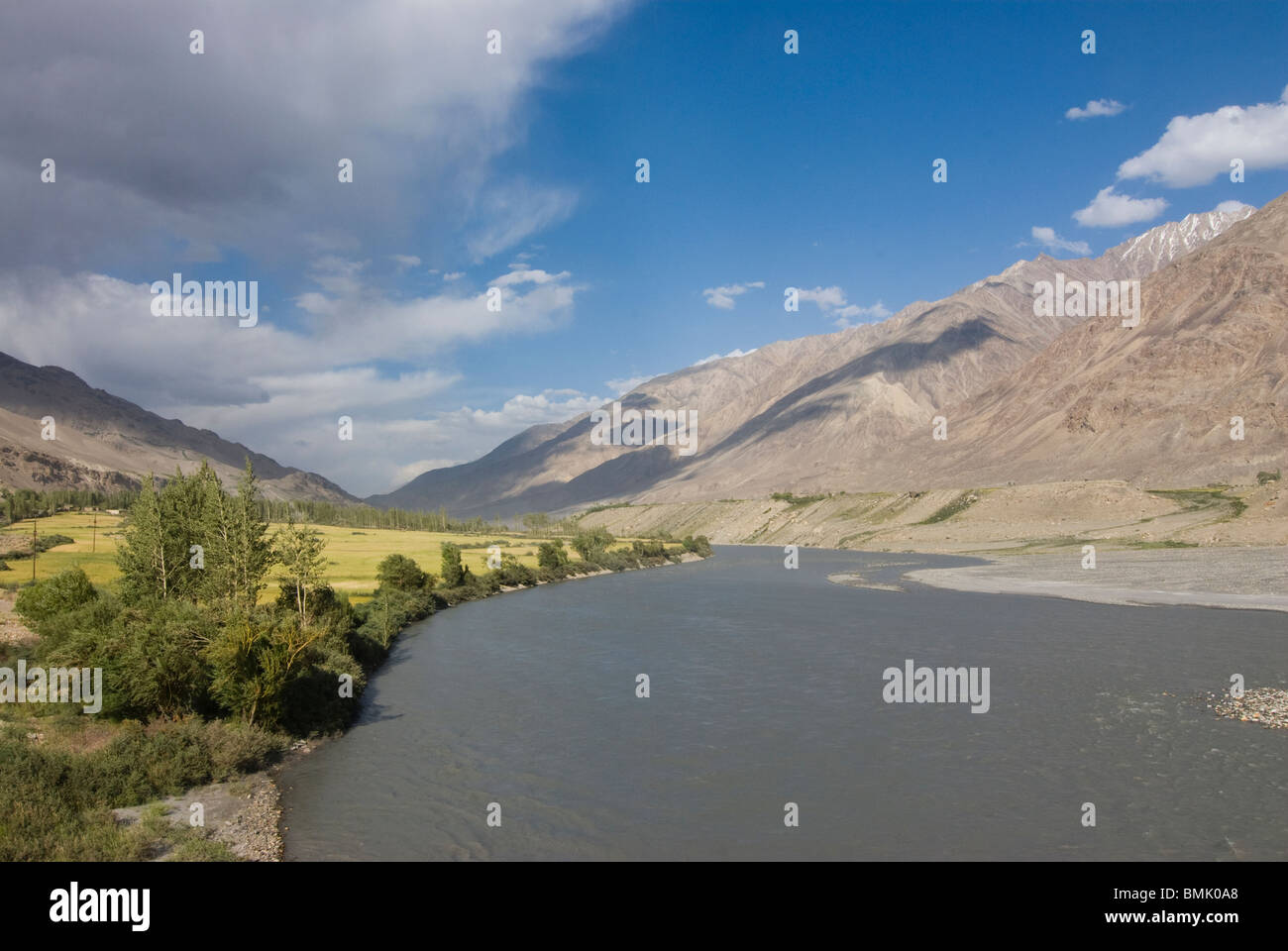 Fluss fließt durch Wakhan Valley, Tadschikistan Stockfoto