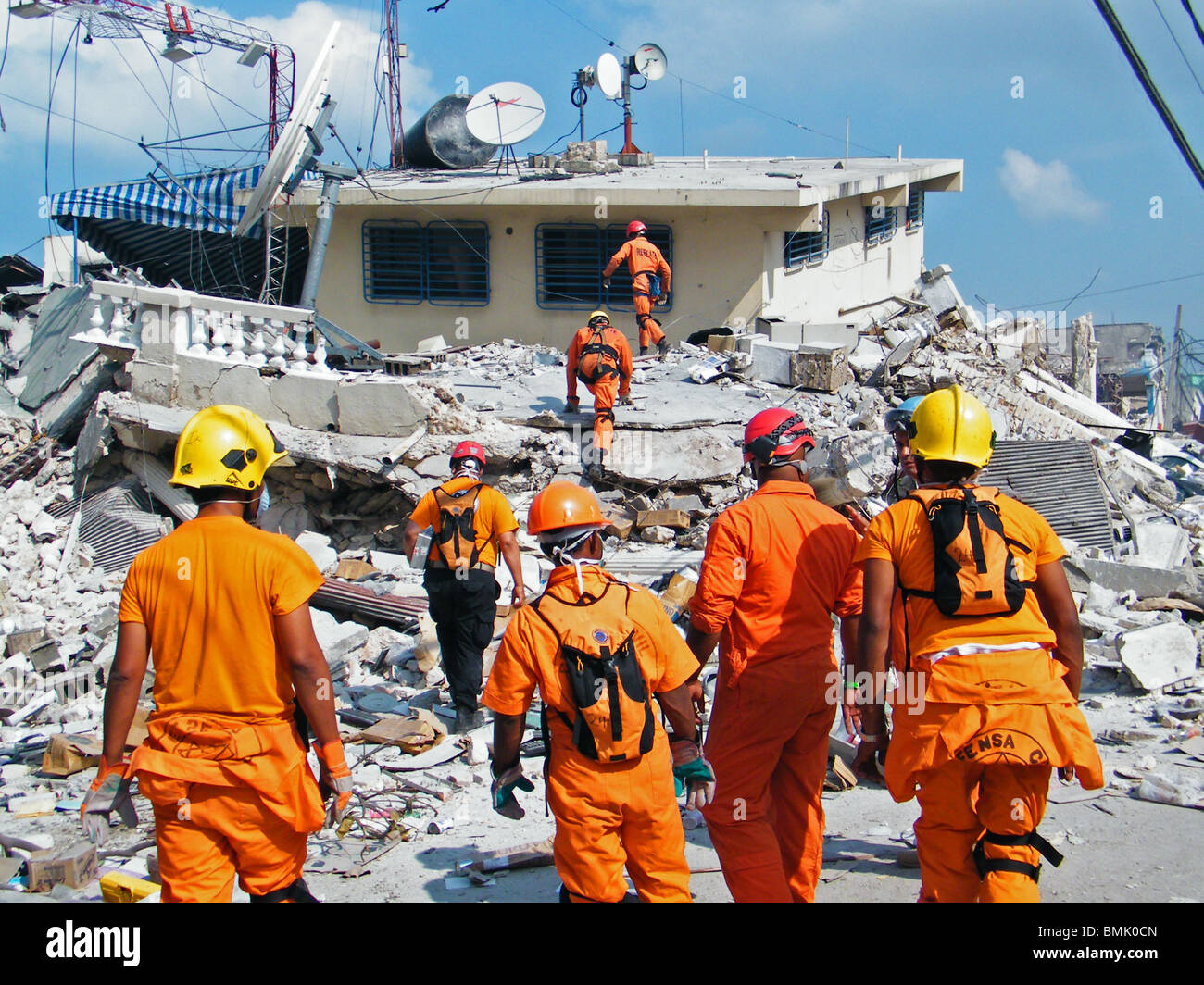 Eine Dominikanische Such- und Rettungsdienst-Team sucht nach Überlebenden in den Trümmern in Port au Prince nach dem Erdbeben in Haiti Stockfoto