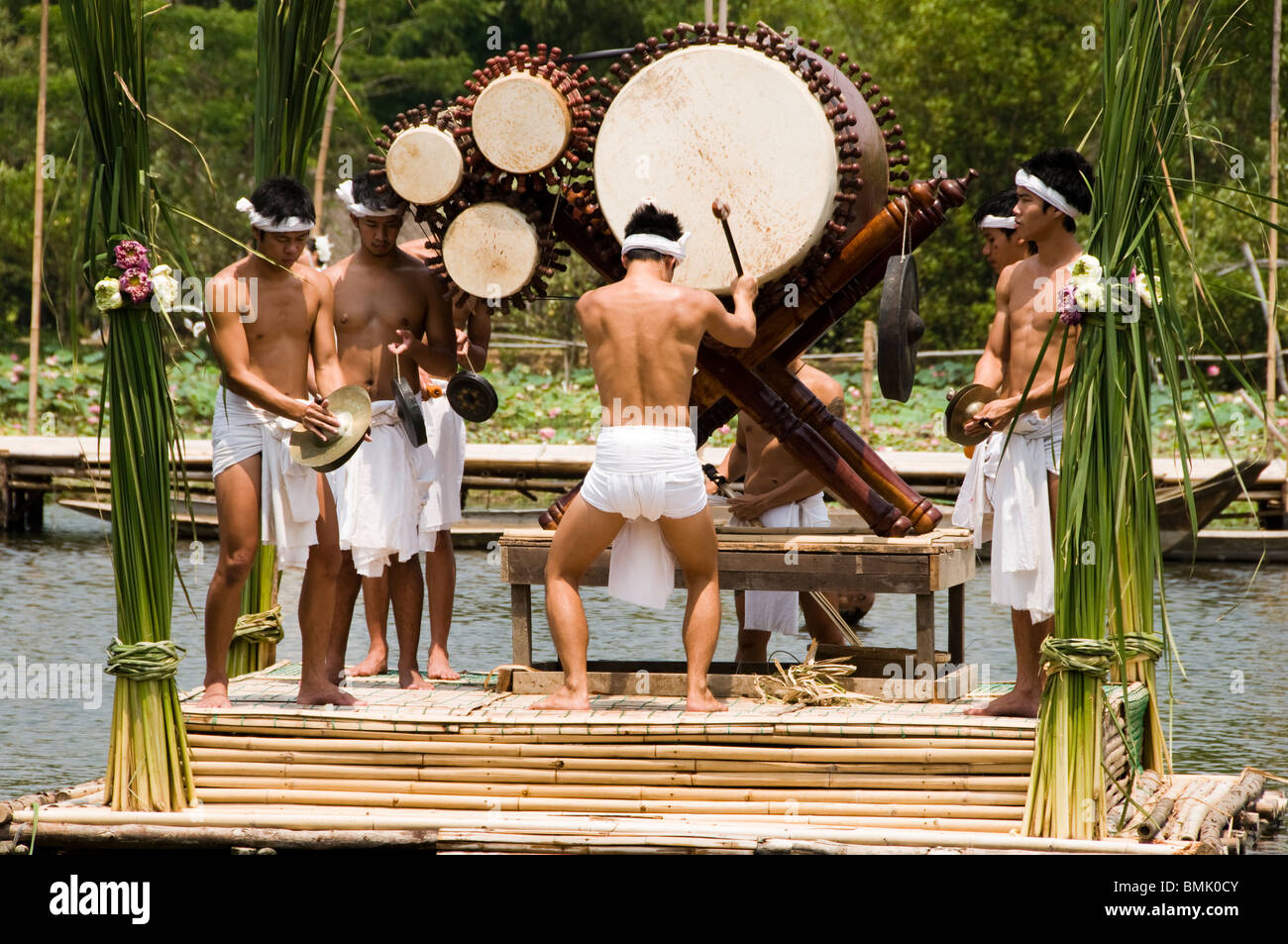 Thai jungen Männern mit alten traditionellen thai Kostüm Durchführung bei im freien Wassertheater, Klong Sra Bua schwimmenden Markt, ayutthaya Stockfoto