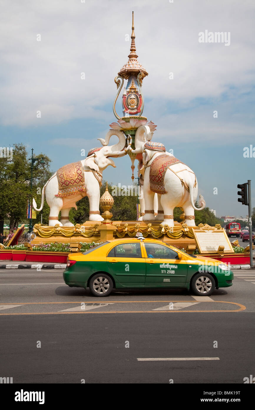 Reich verzierte Kreisverkehr mit drei Elefanten in Bangkok, Thailand. Stockfoto