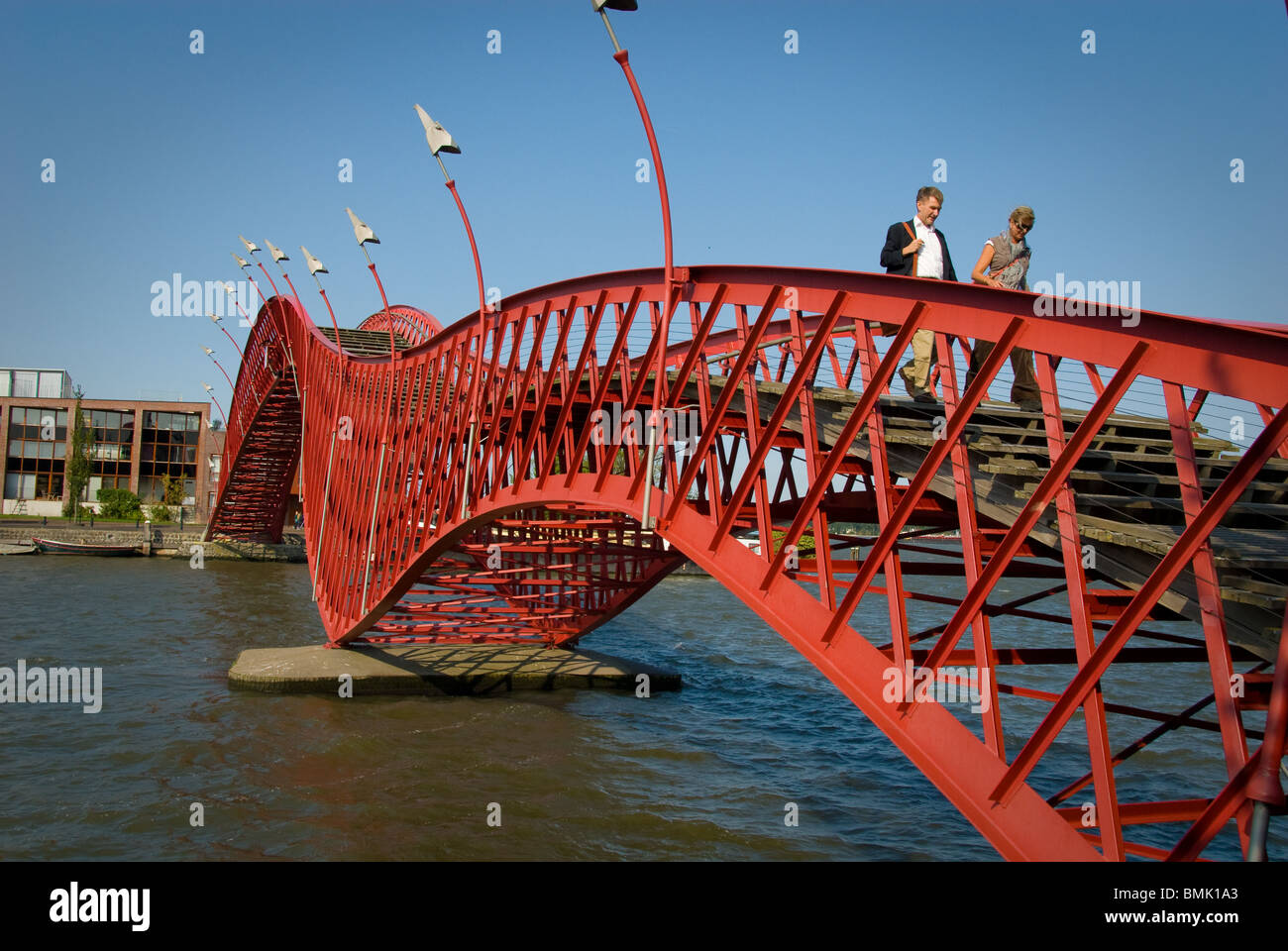 Amsterdam-Brücke Architektur moderne Menschen zu Fuß rot Niederlande Sporenburg Borneo Insel Hafen Oostelijk havengebied Stockfoto