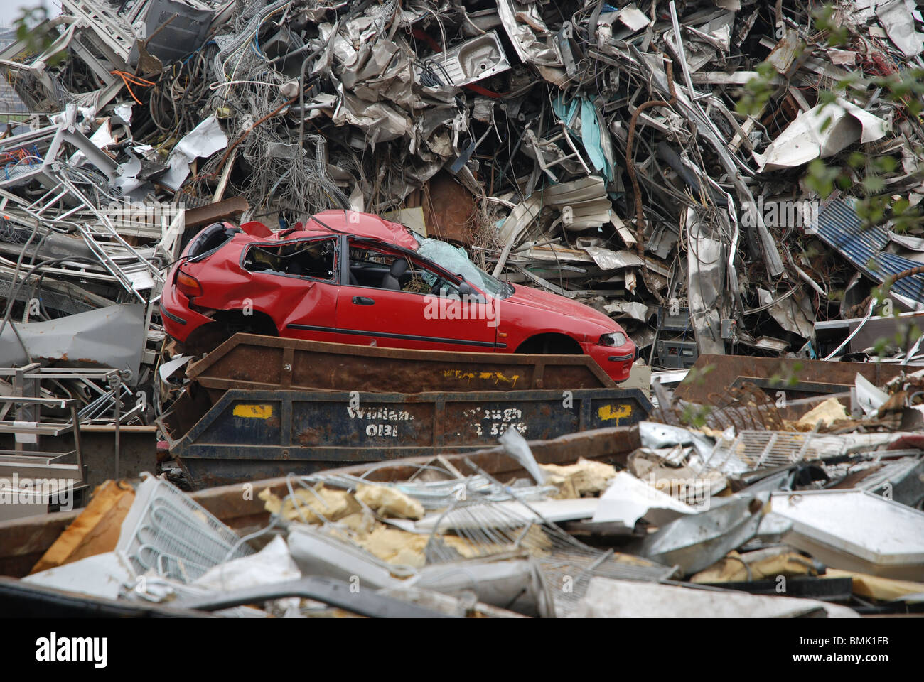 Rotes Auto in einem Edinburgh Schrottplatz. Stockfoto