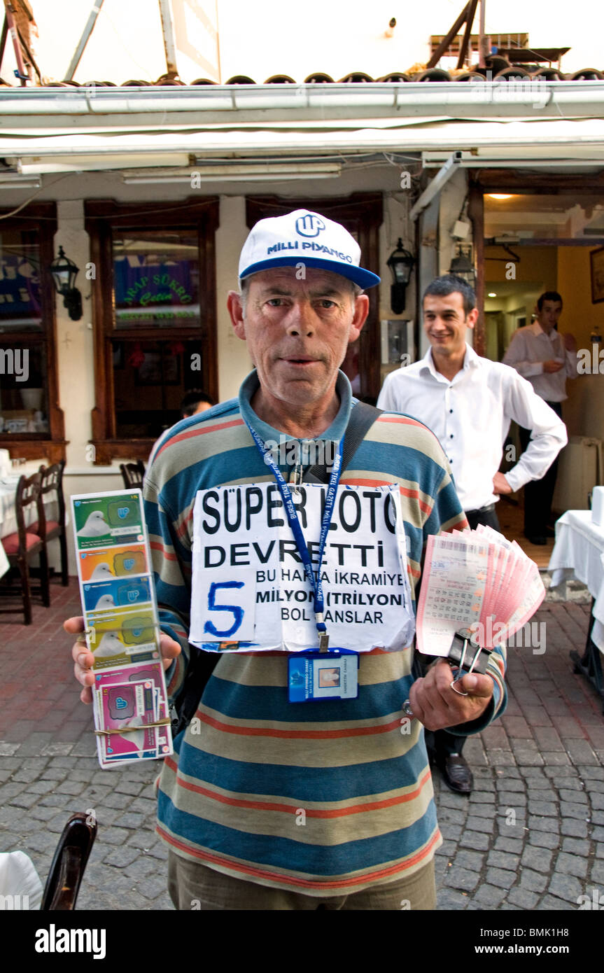 Bursa Street Nacht Restaurant Sakarya paar Türkei Anatolien Lottery ticket gamble Stockfoto