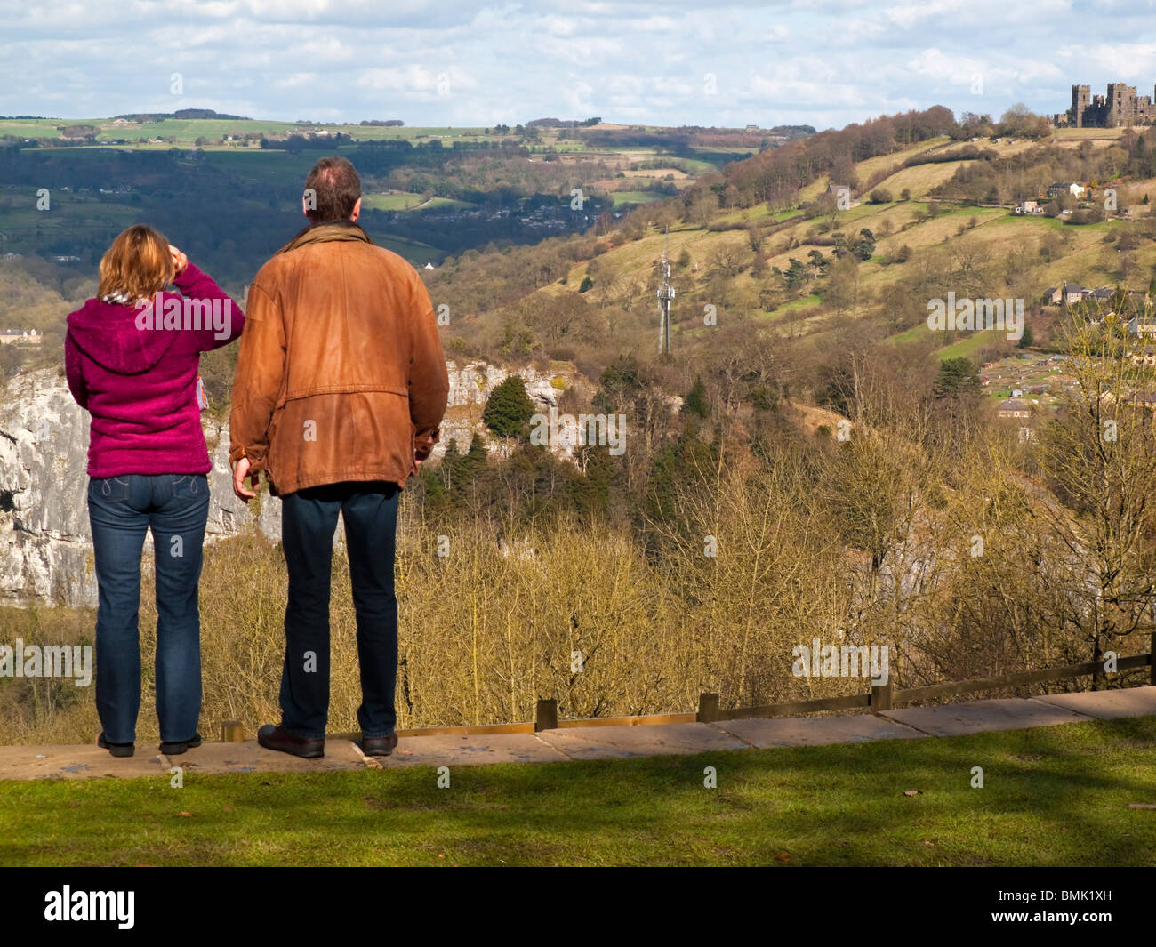 Touristen genießen Sie den Blick von den Höhen von Abraham Freizeitpark in Matlock Bath Derbyshire Peak District England Großbritannien Stockfoto