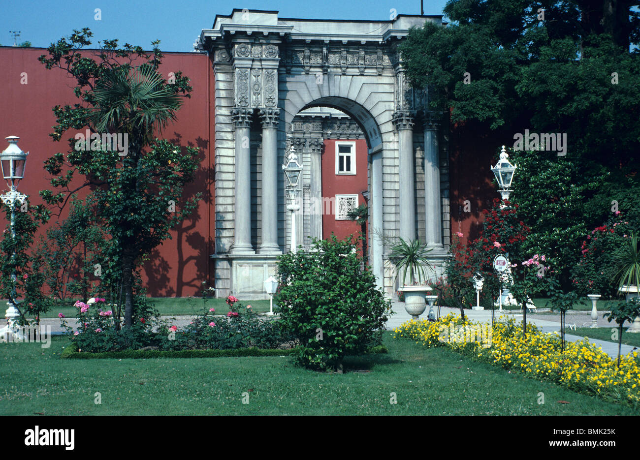 Haupteingang Tor oder Monumental Barock Tor und Gärten zum c19th Dolmabahçe Palast, Istanbul, Türkei Stockfoto