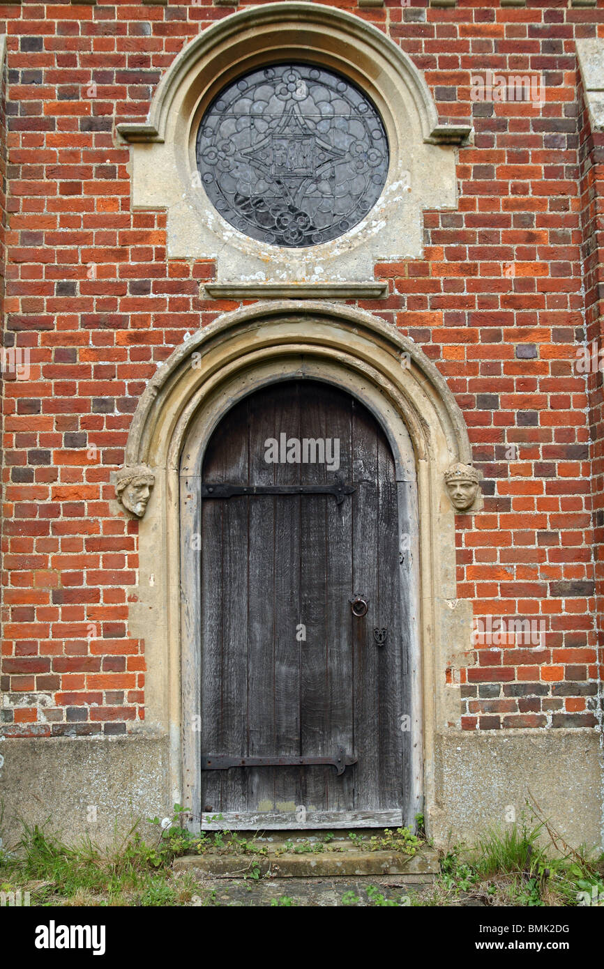 Eine Tür und Fenster auf Weston Kirche, Weston Hertfordsahire, England. Stockfoto