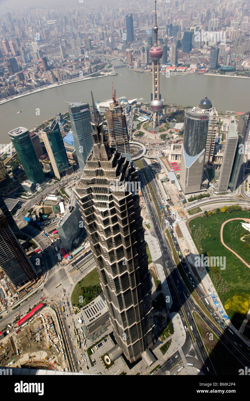 Der Jinmao Tower gesehen von der World Finance Tower, Shanghai, China Stockfoto