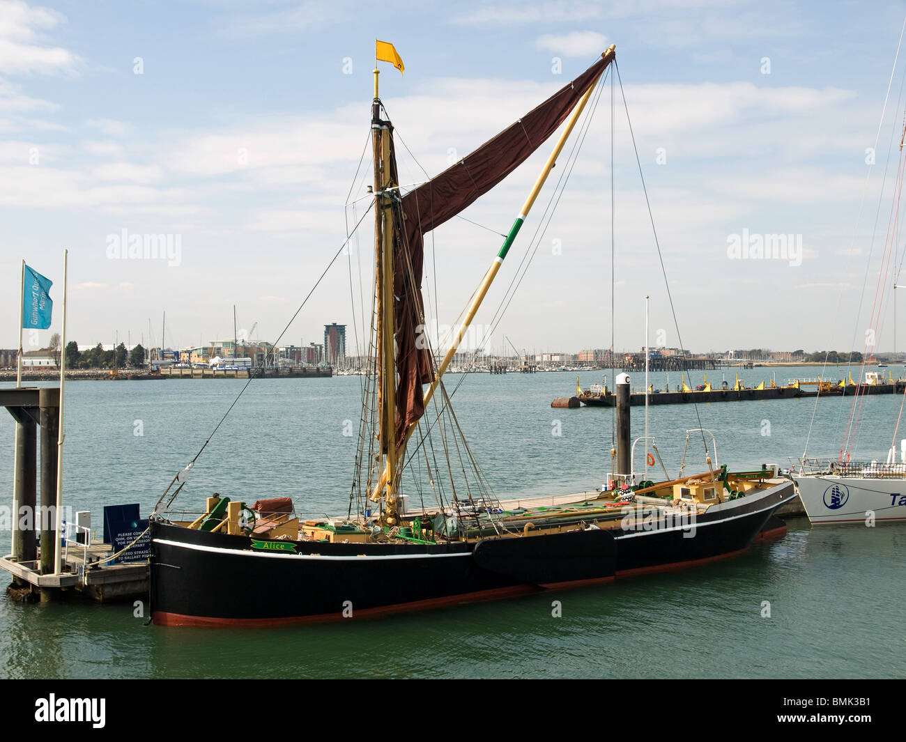 Themse Segeln Lastkahn Alice festgemacht an Gunwharf Quays Portsmouth Harbour England UK Stockfoto