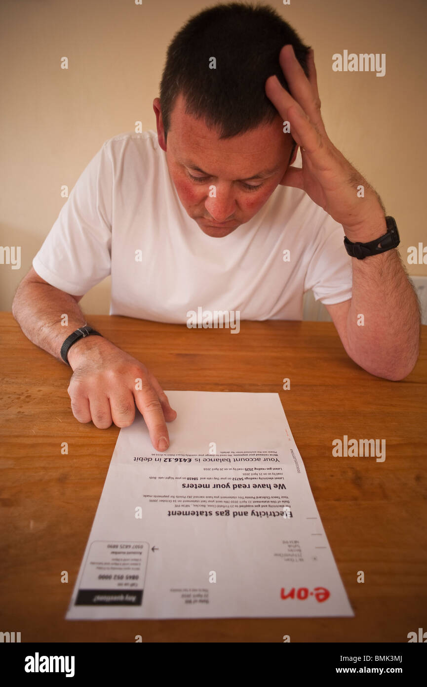 Ein MODEL Release Mann sorgen über seine Haushaltsrechnungen im Vereinigten Königreich Stockfoto