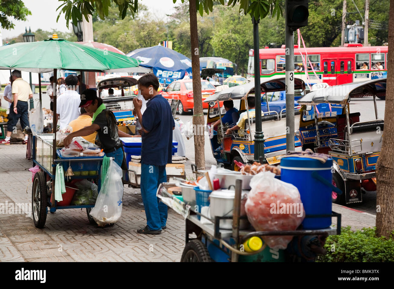 Essensstände auf Straßen von Bangkok, Thailand. Stockfoto