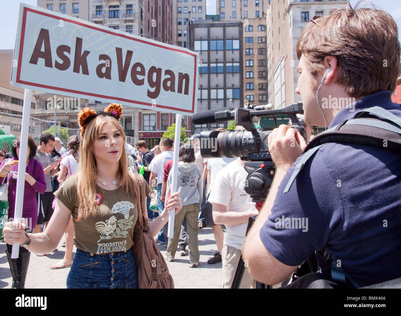 Vegetarier unter den Medien während der Veggie Pride Parade. Stockfoto