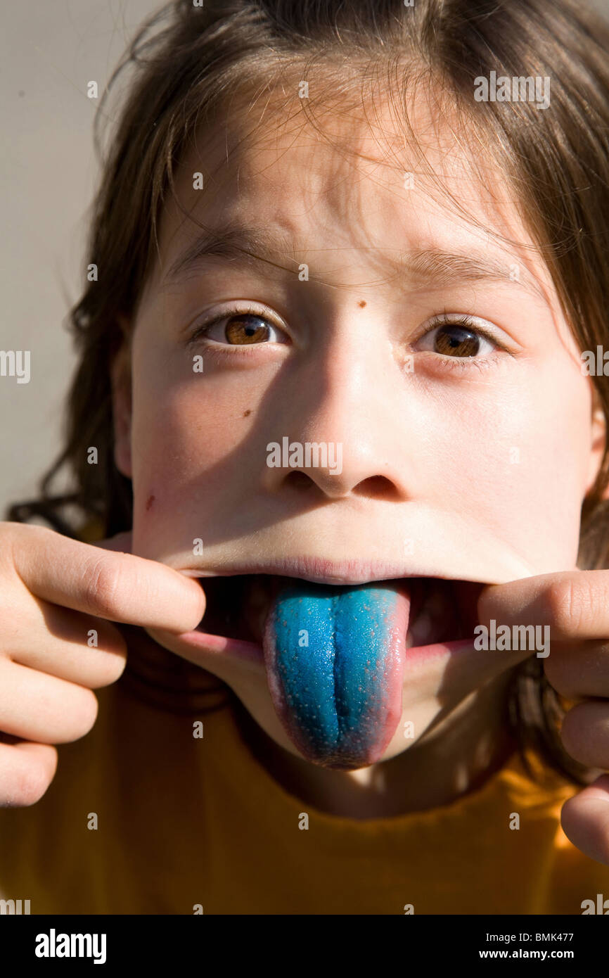 Ein Mädchen, die blaue Zunge herausragen Stockfoto