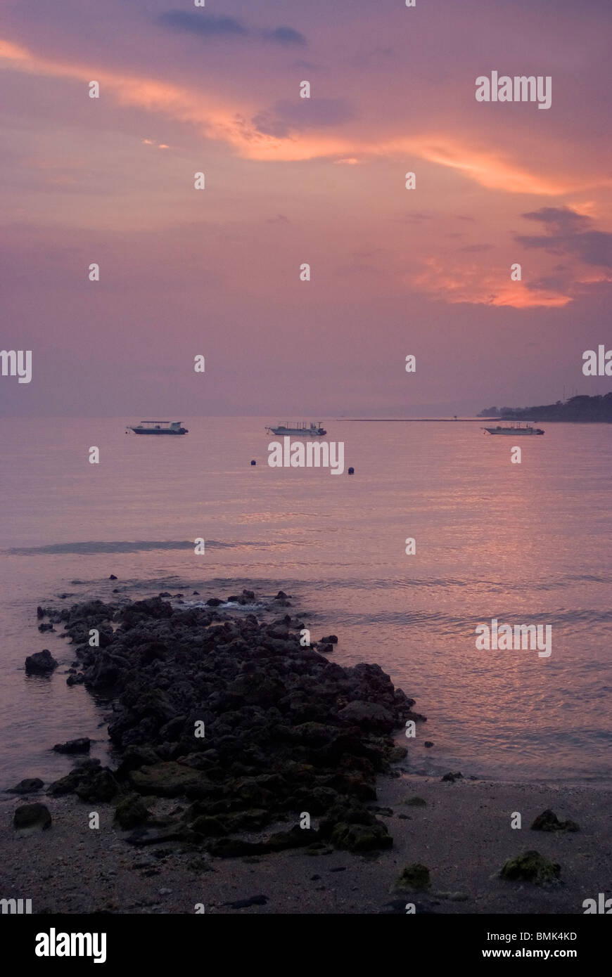 Sunrise grüßt die Fischerei Dorf Pemuteran, Bali, Indonesien. Es ist morgen und Dorfbewohner bereiten für einen Tag der Fischerei. Stockfoto