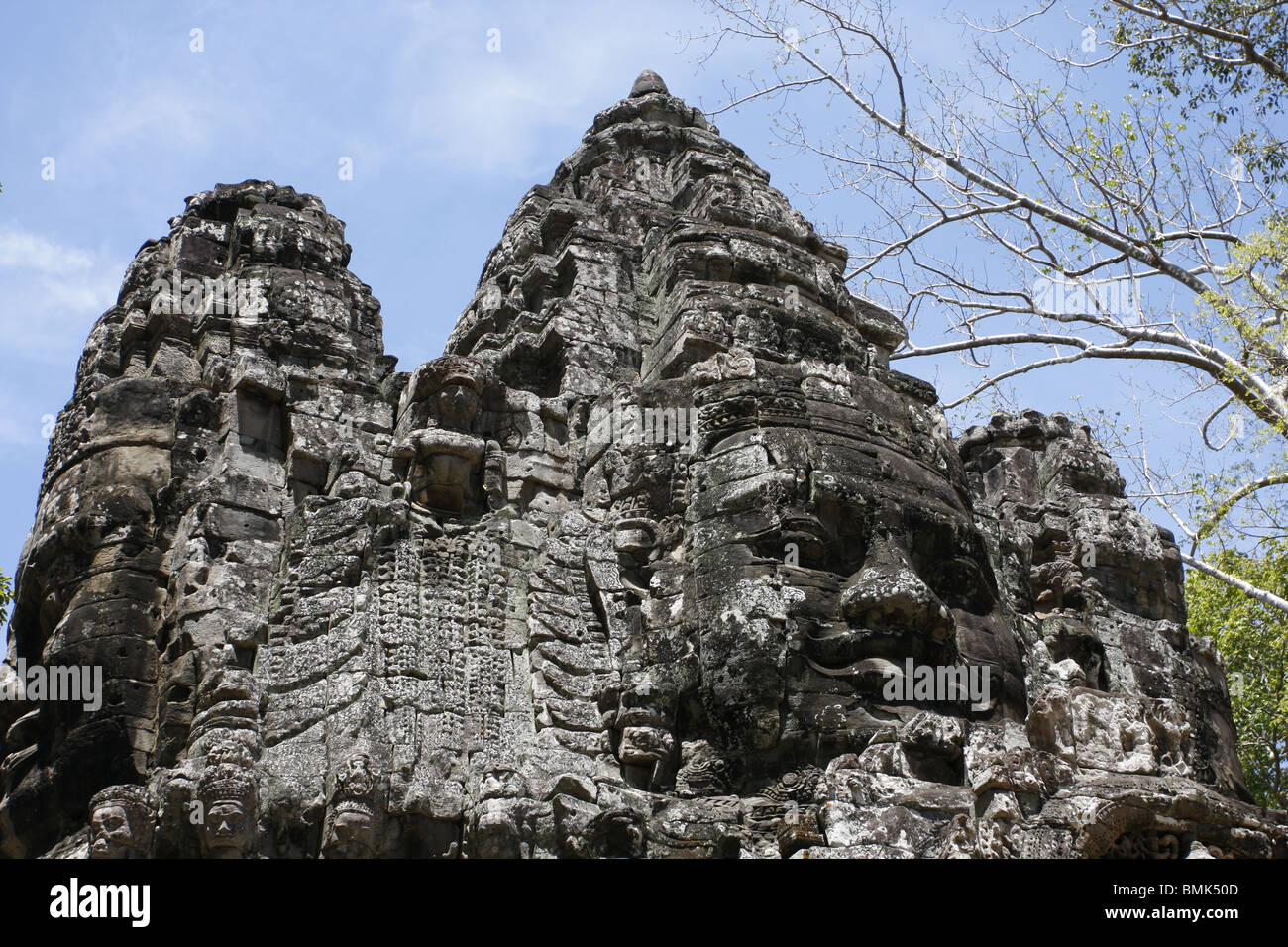 Die lächelnden Gesichter der Bodhisattvas auf das Südtor, Angkor Thom in Kambodscha Stockfoto