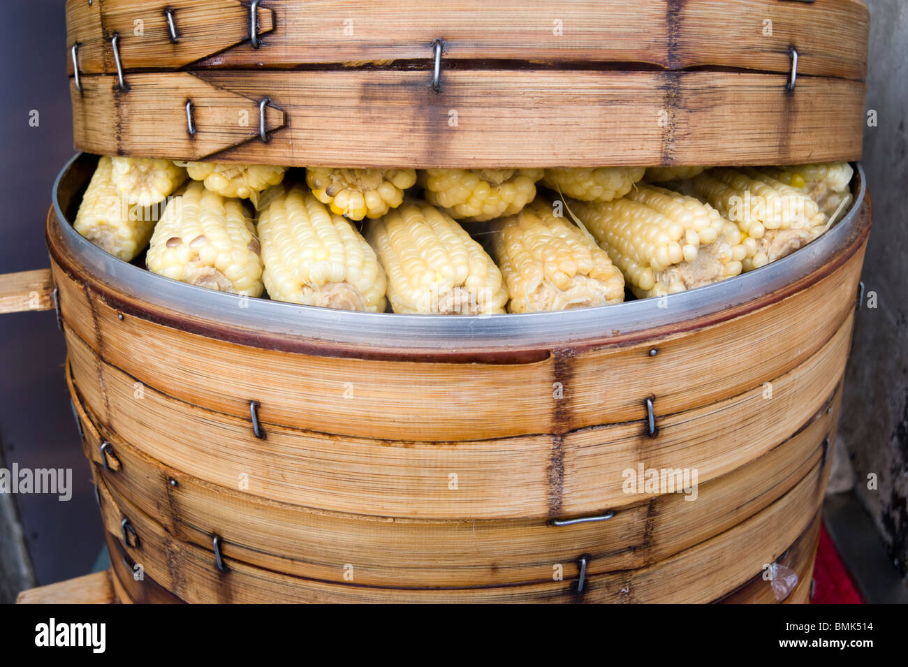 Mais auf die Cob street Food in Bambuskörben, Shanghai, China Stockfoto