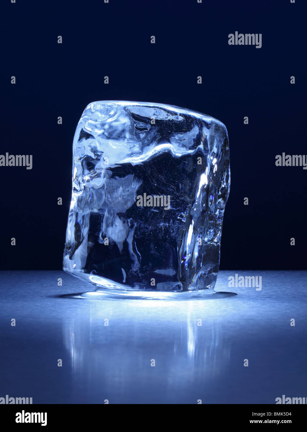 Einen gefrorenen Eisblock auf einer Metalloberfläche Stockfoto