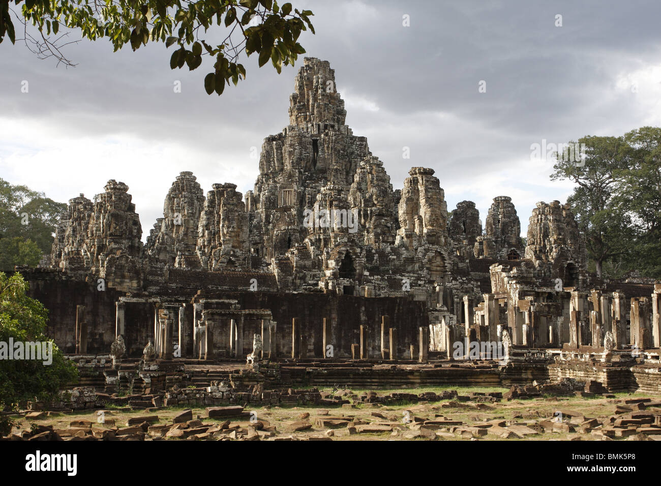 Der Bayon, eines der größten Denkmäler in der Angkor Archäologische Park, erbaut im 12. Jahrhundert, vor dem Monsun-Himmel. Stockfoto