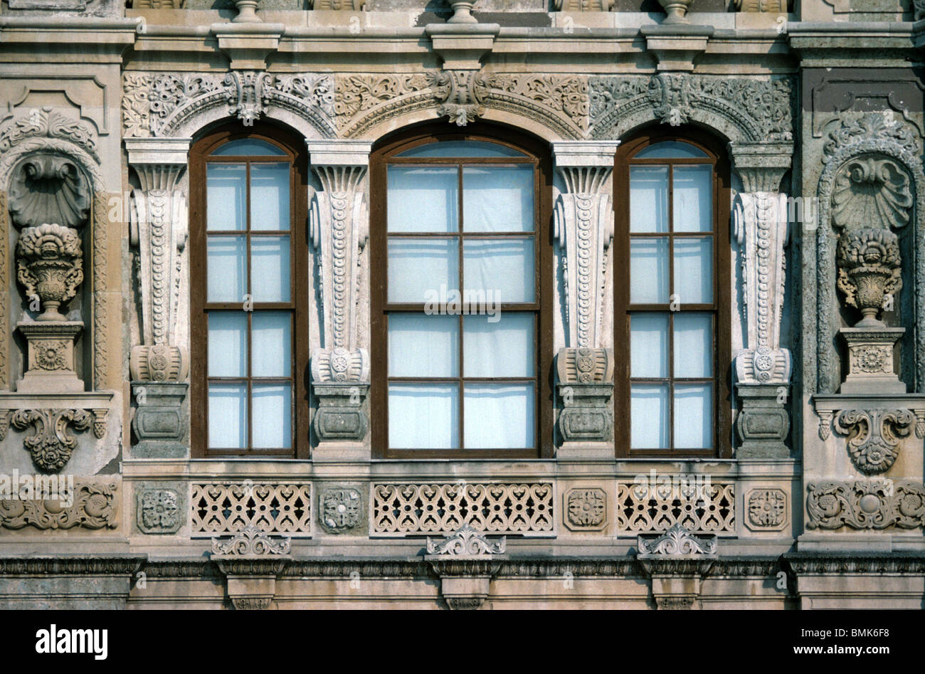 Dreifache barocke Fenster & Fassade des c19th Küçüksu Palastes an der asiatischen Küste des Bosporus oder Bosporus, Istanbul, Türkei Stockfoto