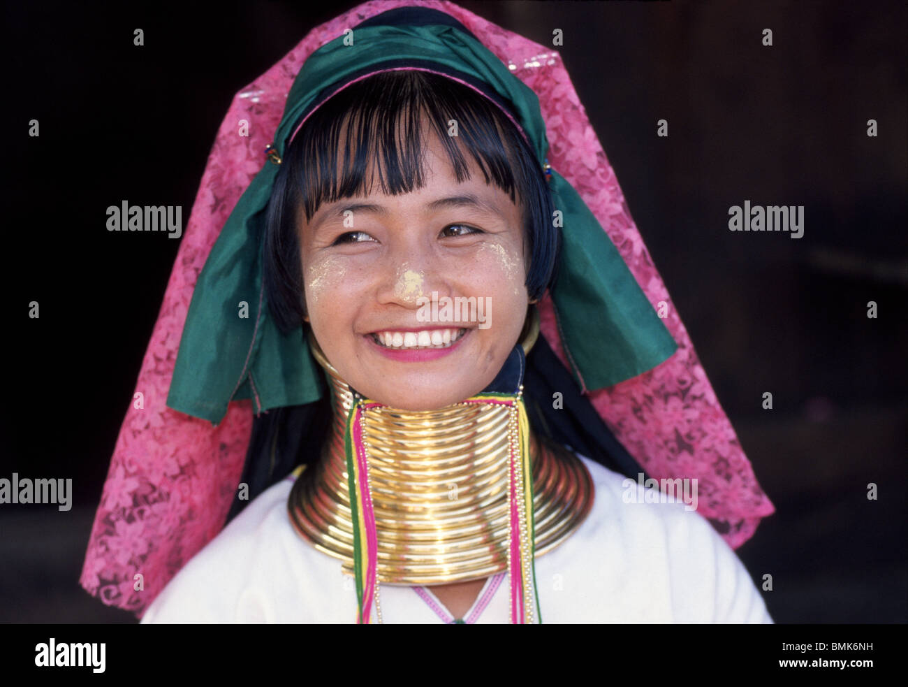 Einige Frauen von den Karen Paduang "Langhals" Bergvölker im Norden Thailands durch die Messingringe leicht identifiziert werden um den Hals gewickelt. Stockfoto