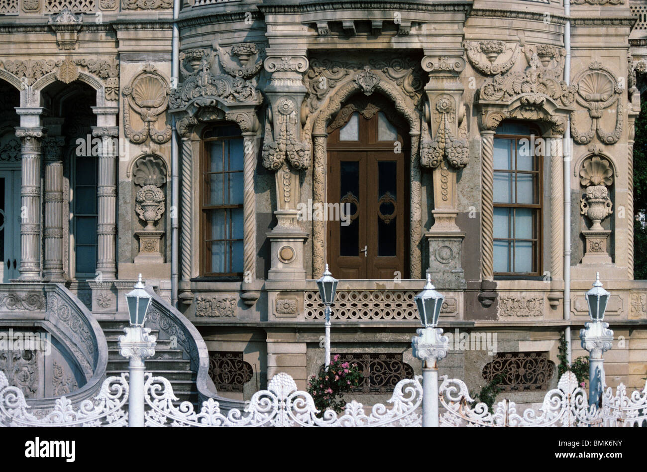 Barocke Fenster, Fassade und Geländer des 19. Kucuksu-Palastes, asiatische Küste des Bosporus oder Bosporus, Istanbul, Türkei Stockfoto
