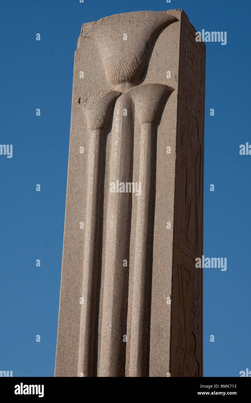 Granit-Säule mit den floralen Emblemen der oberen und Unterägypten, Lotus und Papyrus, Stockfoto