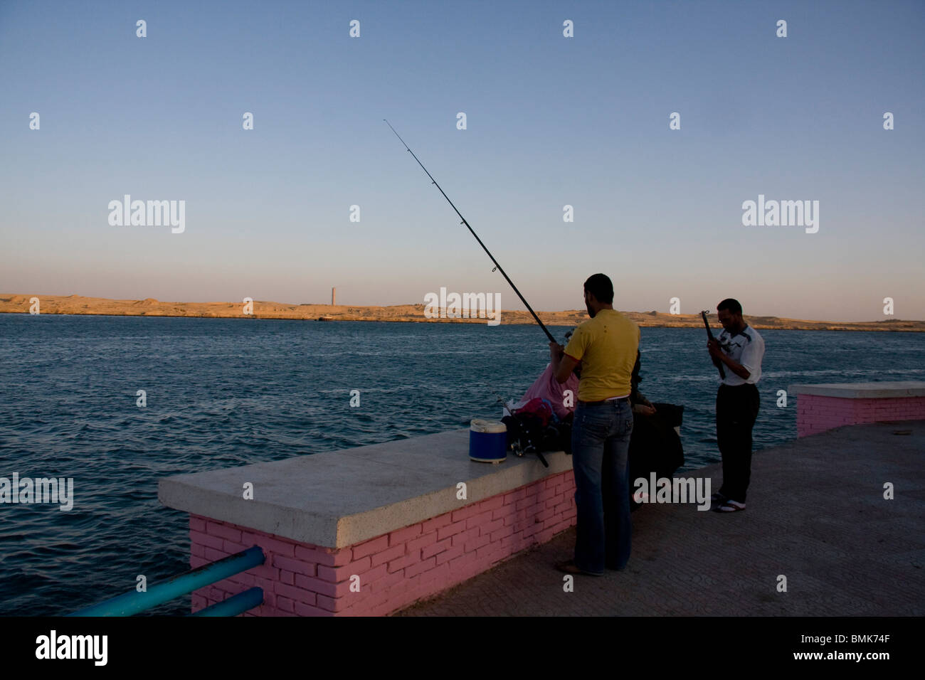 Männer Angeln von der Corniche, Suez, Süd-Sinai, Ägypten Stockfoto