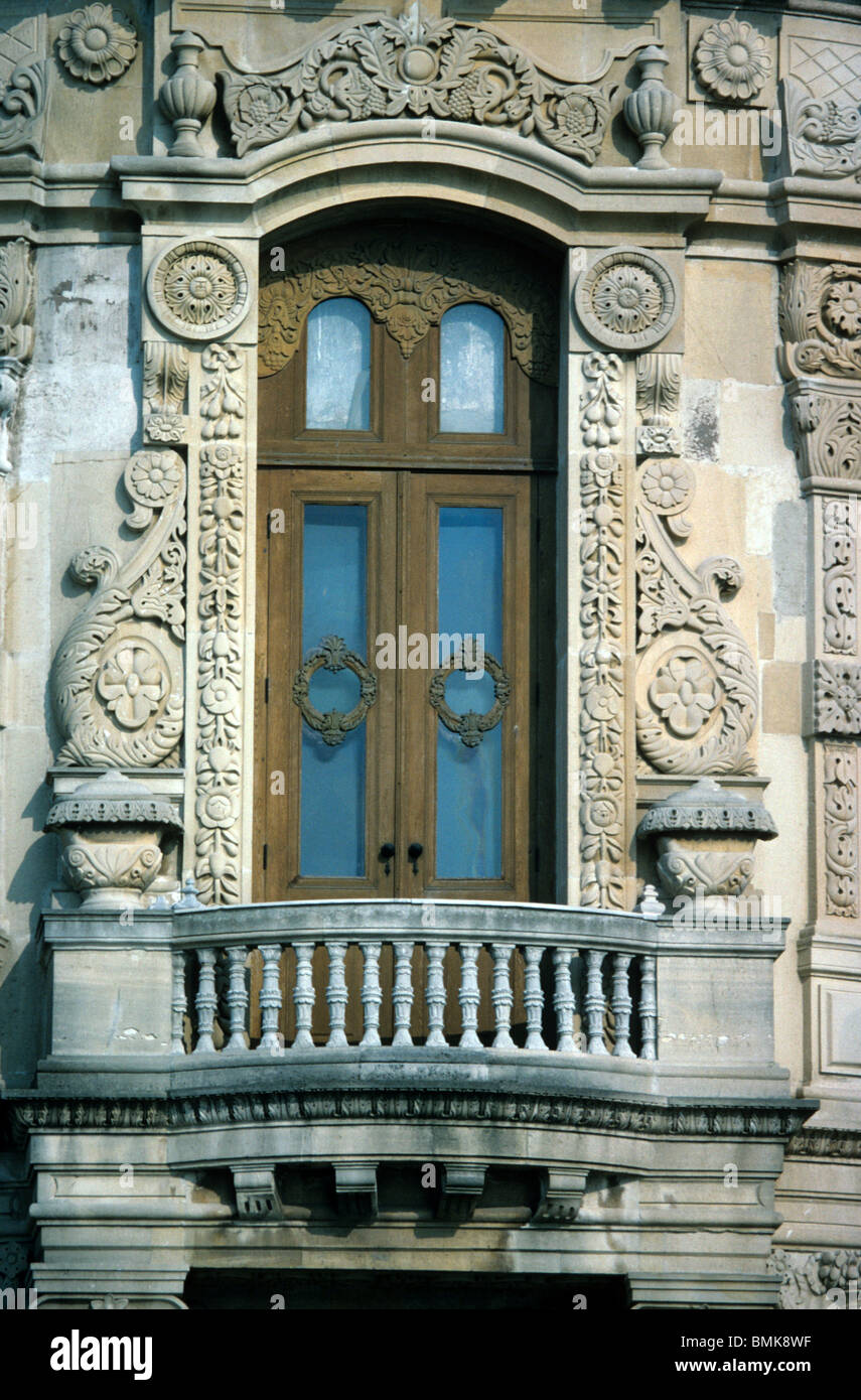 Barockfenster, Balkon und geschnitzte Steinumraunung des c19th Küçüksu-Palastes an der asiatischen Küste des Bosporus oder Bosporus Istanbul, Türkei Stockfoto