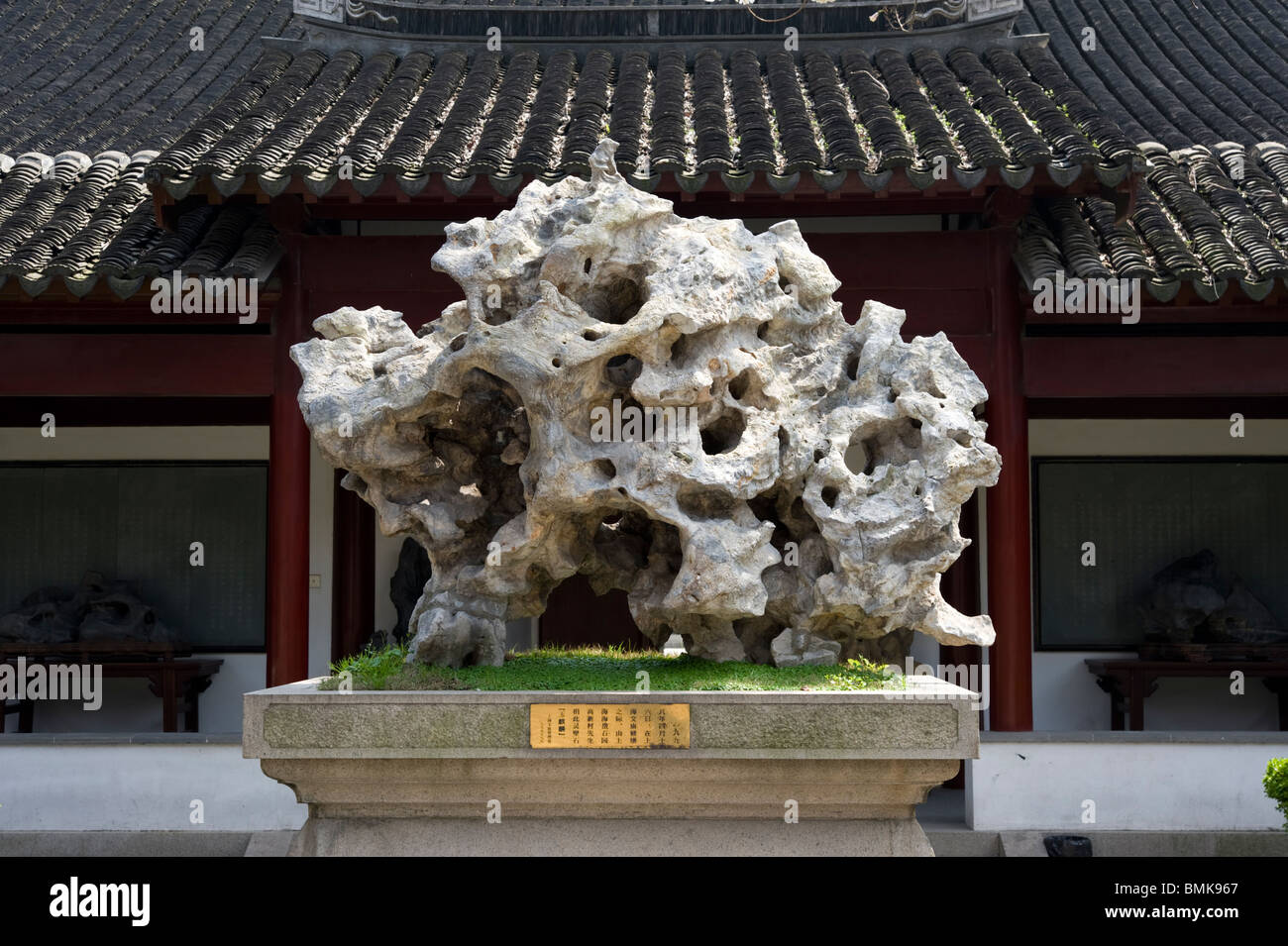 Ein chinesischer Gelehrter Rock gemacht von Lingbi Stone bei der Konfuzius-Tempel, Shanghai Stockfoto