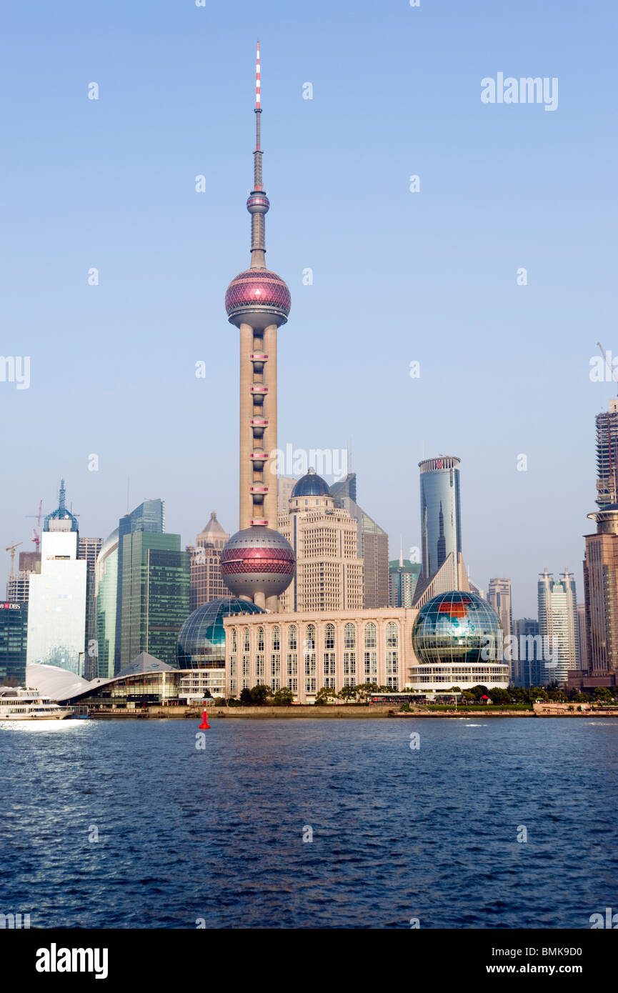 Blick auf den Huangpu River Waterfront und Stadt Skyline, Shanghai, China Stockfoto